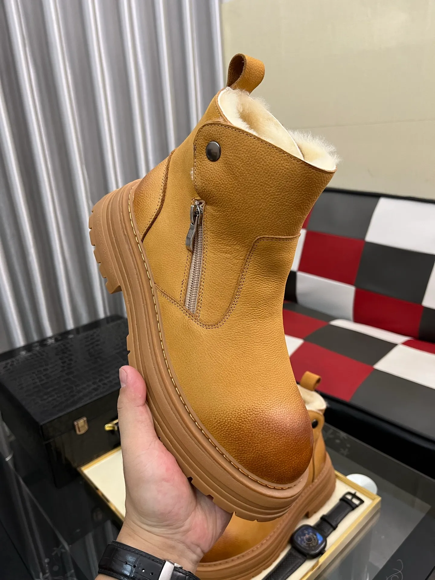 Ex-factory price: 680⌚️⌚️Thick wool imported from Australia Brand: UGG genuine purchasing agent Size: 39-44 (45 customized) Grade: Official website 1:1 Material: First layer of genuine leather waterproof and antifreeze upper Real wool lining Original non-slip and wear-resistant outsole Style category: Men's casual shoes Trendy style Comfortable on the feet Color: Official website color synchronization